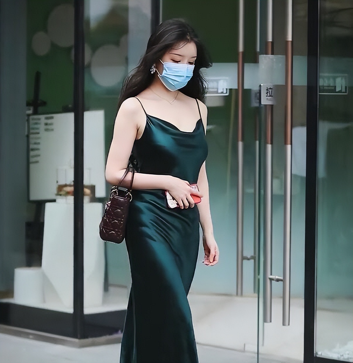 墨绿色的真丝裙，小姐姐穿上给人很古典的感觉，犹如一道美丽街景