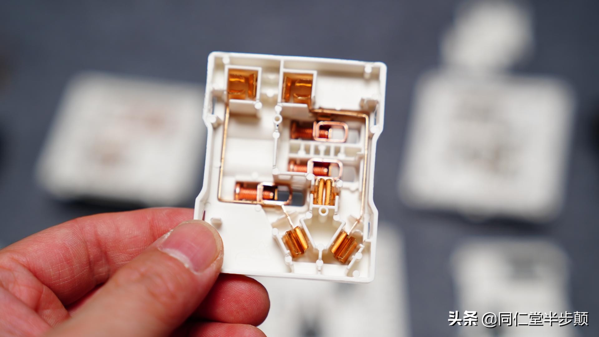 6款平价斜五孔插座实力拆解对比:ABB、施耐德、罗格朗、公牛