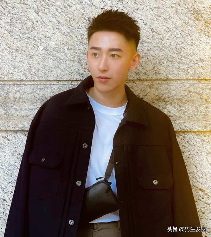 男生"露额"发型阳光帅气,今年剪这3款很好看