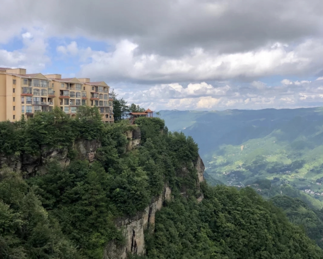 重庆哪里住宿便宜(重庆附近，有着湖北的凉都，比恩施市区适合避暑，夏天度假安逸)