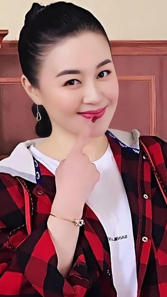 剧组的很多人都对关婷娜刮目相看,因为剧组里很多人都是草根演员,没