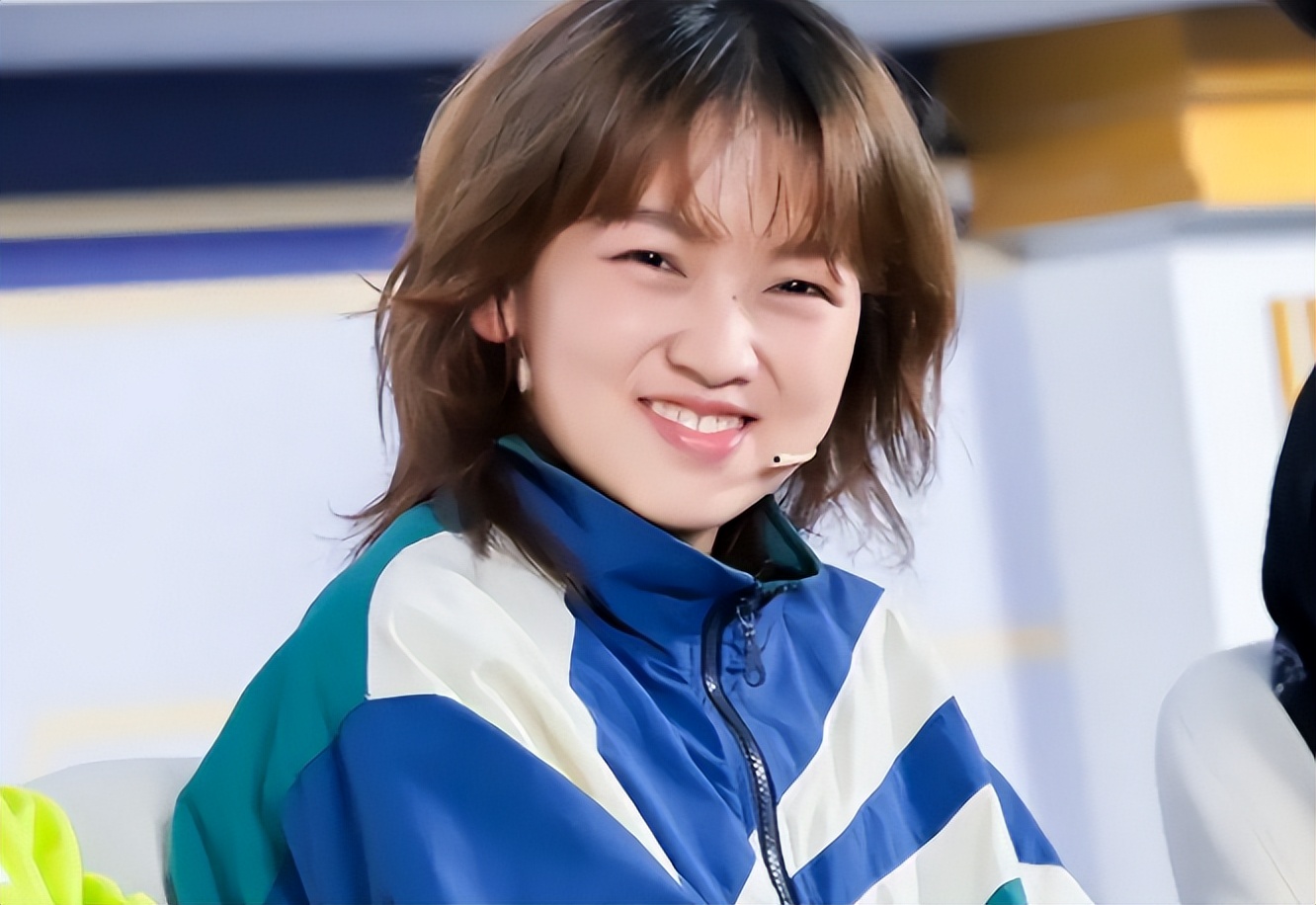 00后女生拉宏桑火了，在上海当楼长获央媒认可，却因学历饱受争议