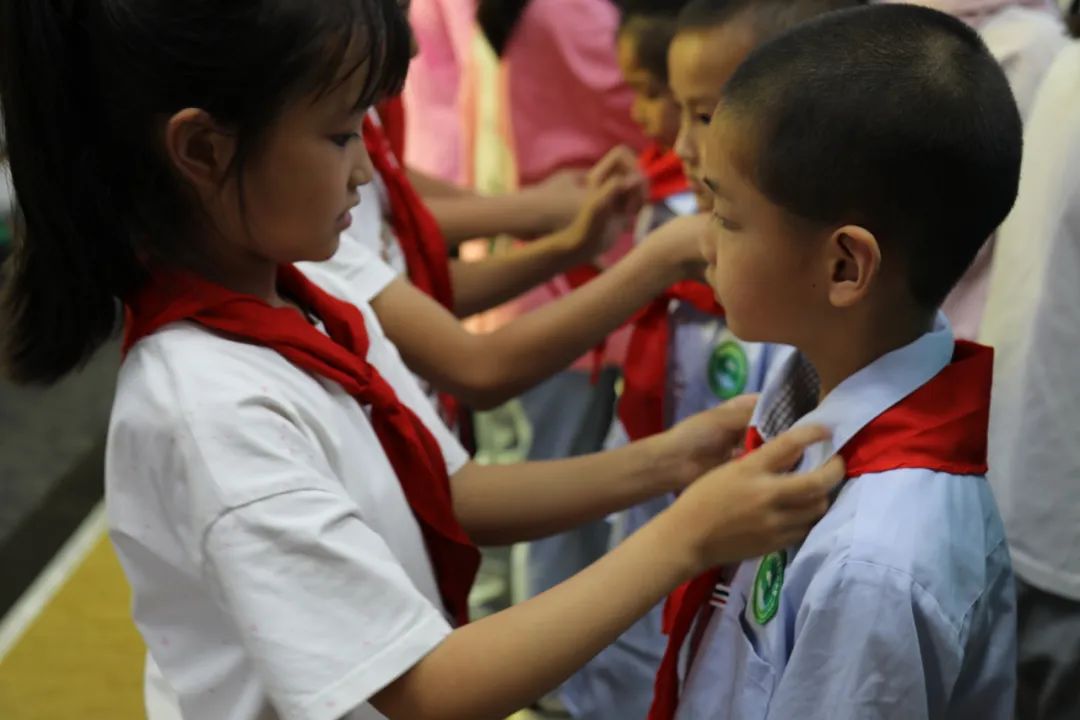 天府新区煎茶小学举行“童心向党，筑梦未来“一年级入队仪式