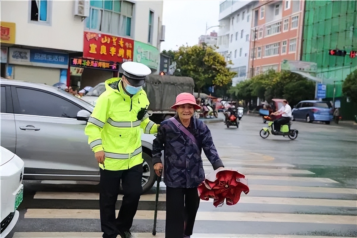 易门警方“情指勤督舆”一体化护航“菌交会”