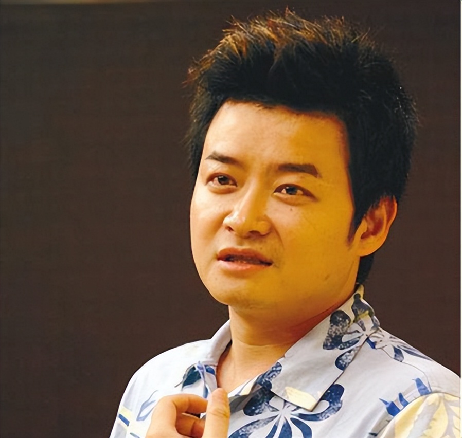 央视主持李佳明:事业巅峰被人劝到国外留学,回来后难现曾经辉煌