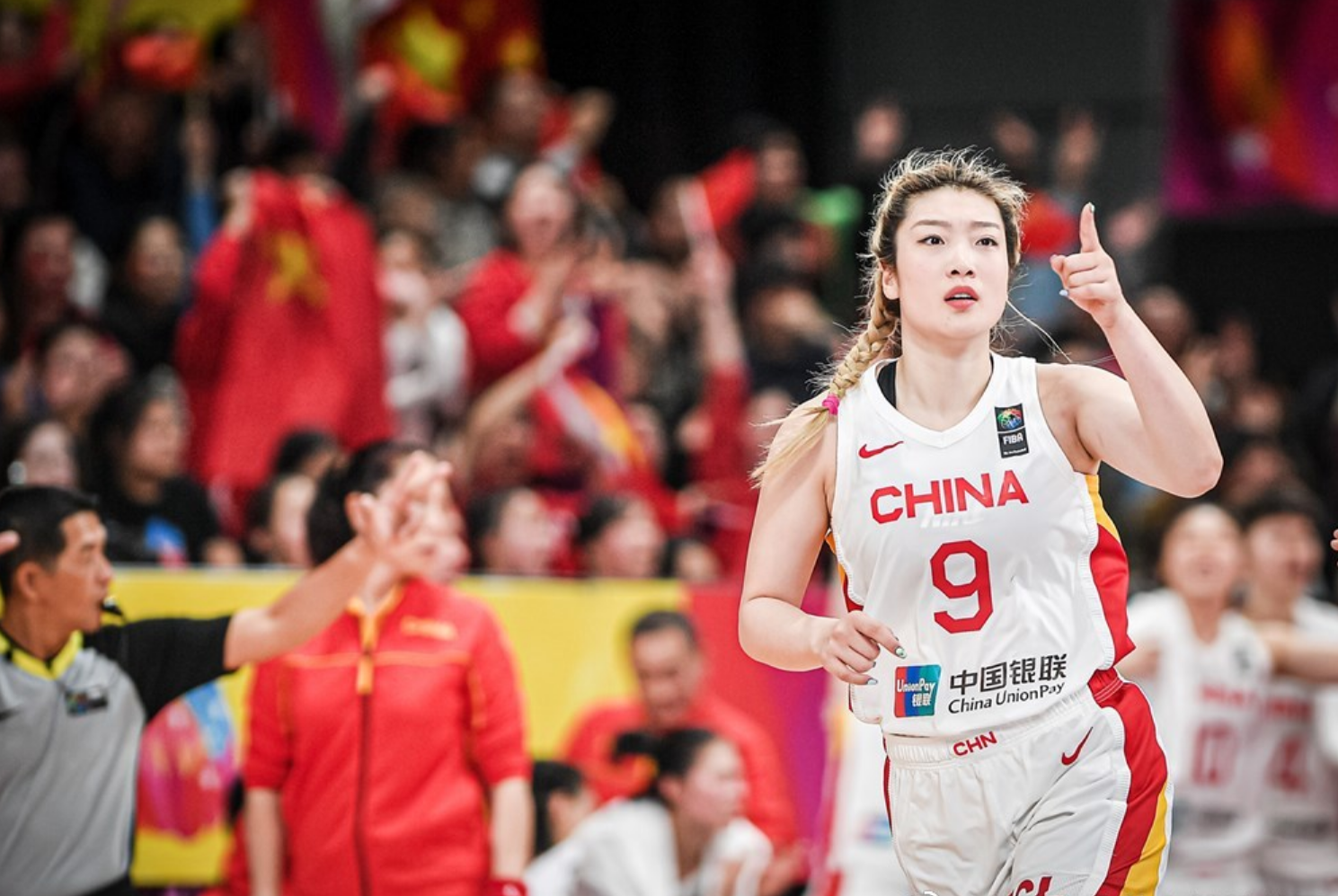 女篮名将李梦:曾用板车拉妈妈去治癌,亚洲杯夺冠后回应"丑闻"