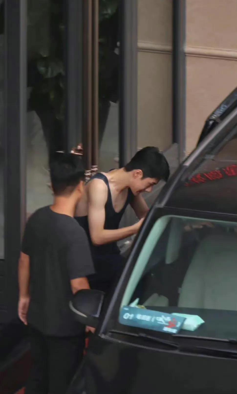 王一博的腹肌真的很优秀啊，阳光帅气的大男孩儿