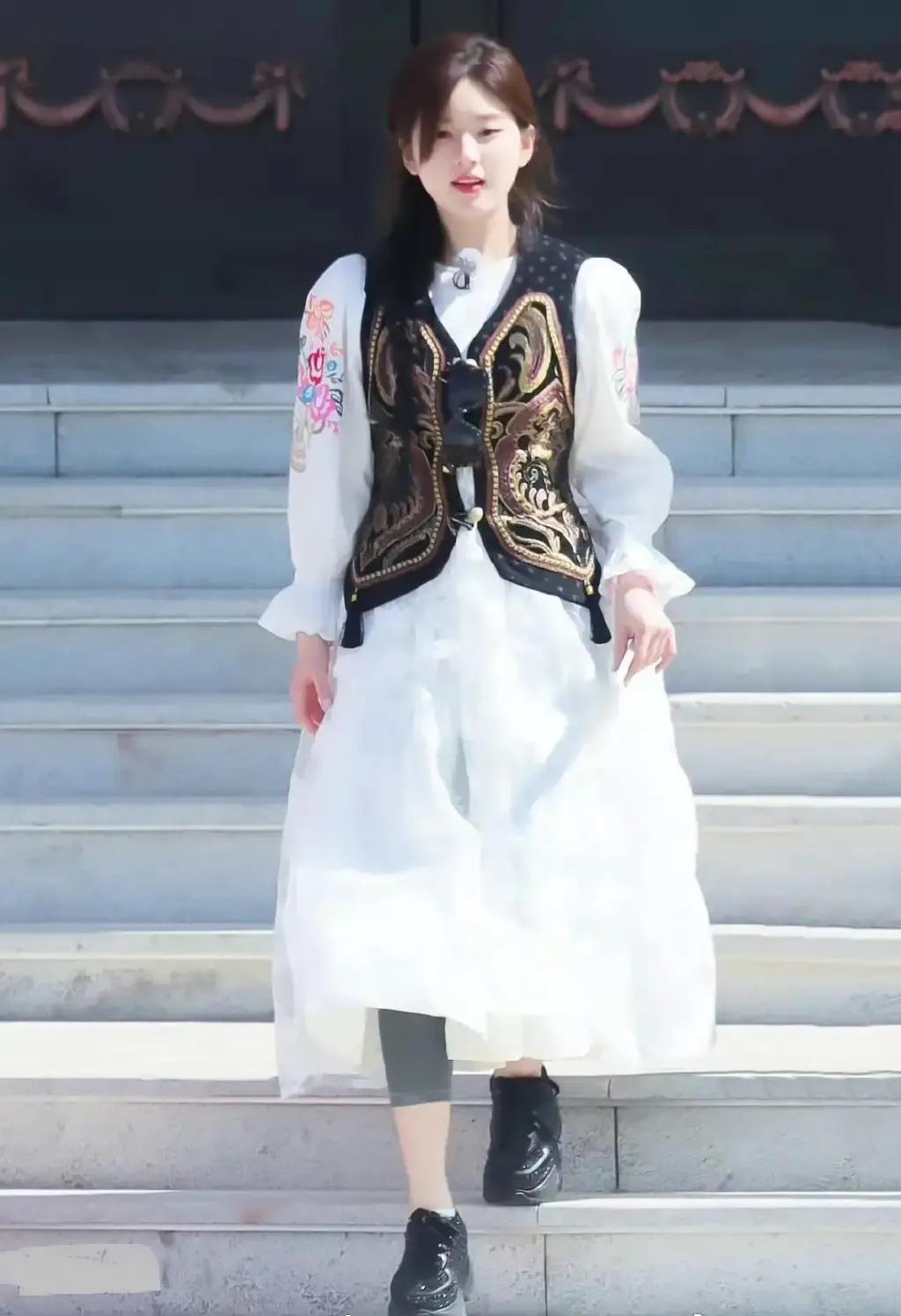 综艺《奔跑吧》直播截图中的赵露思小姐姐以及新疆收官路透哦