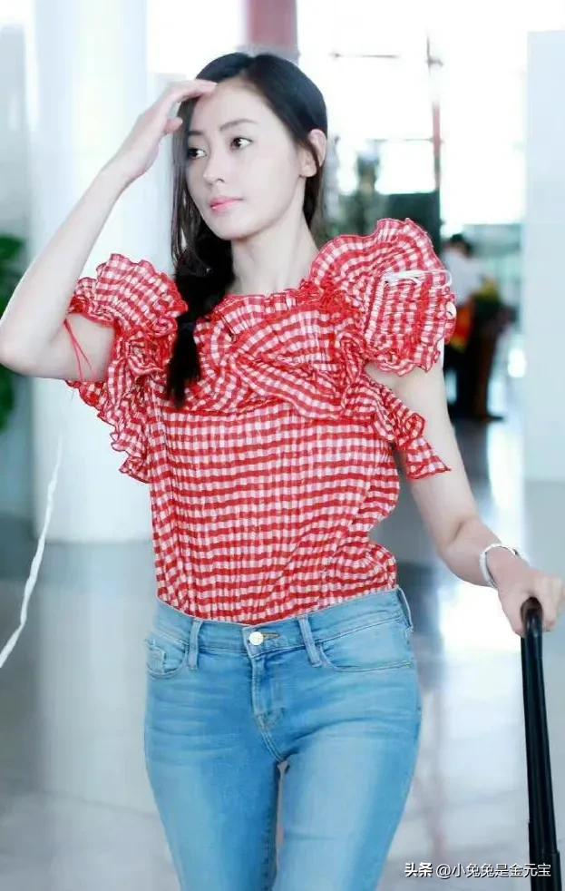 张天爱的机场秀 这件红上衣像花蝴蝶