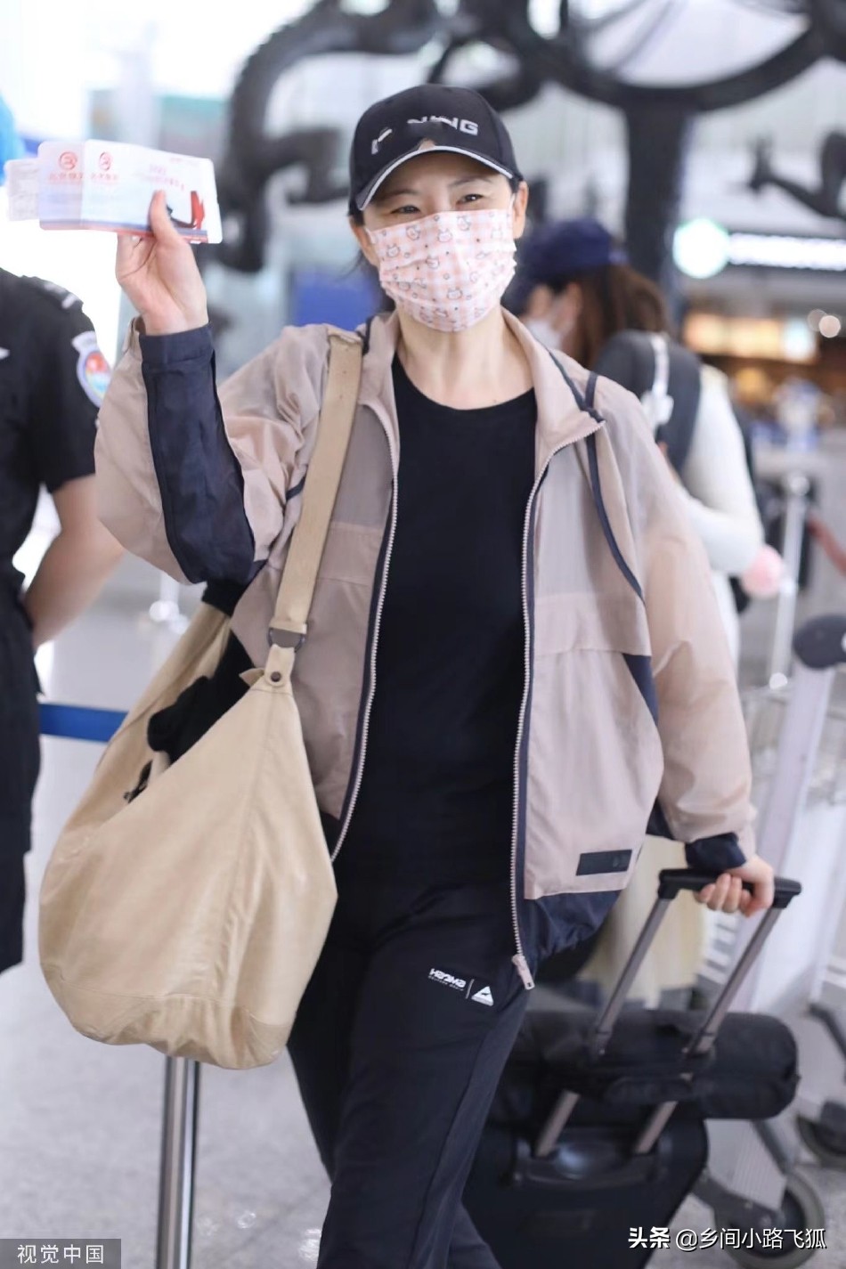 咏梅穿休闲外套自拎行李现身机场 和粉丝微笑打招呼好亲切