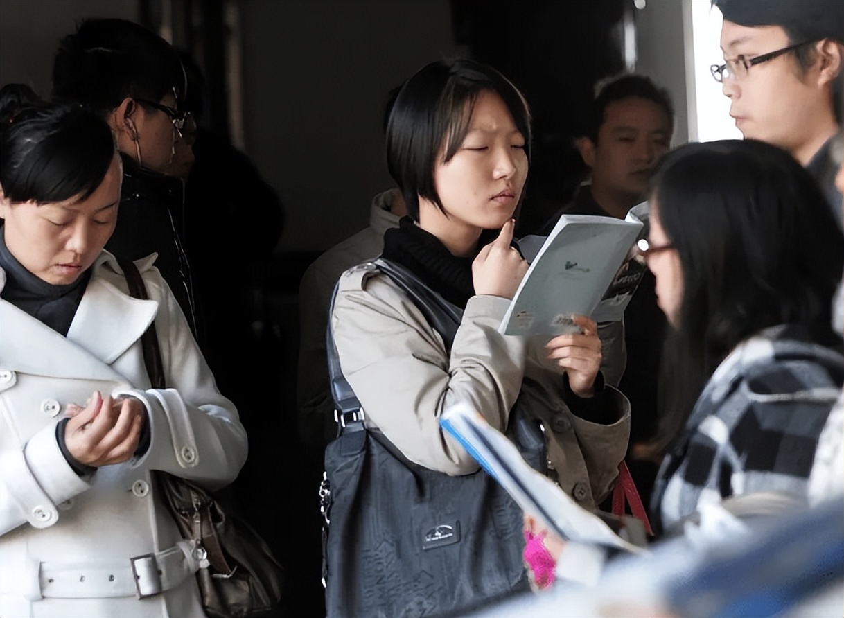 大学生迎“好消息”，基层就业有优惠，本科生每年最高补助1.2万