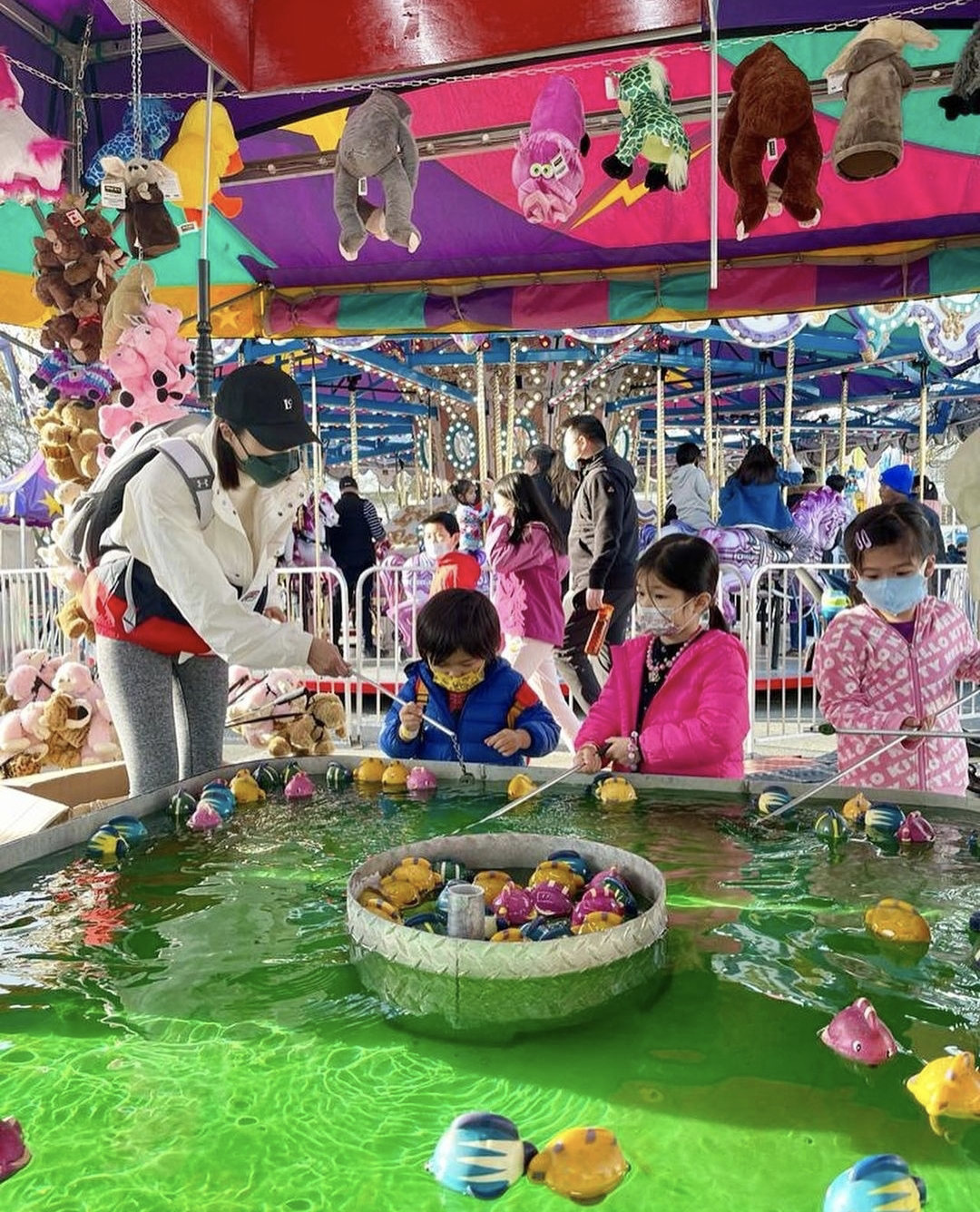 钟嘉欣官宣怀三胎后首晒照，陪娃坐旋转木马，背双肩包朴实接地气