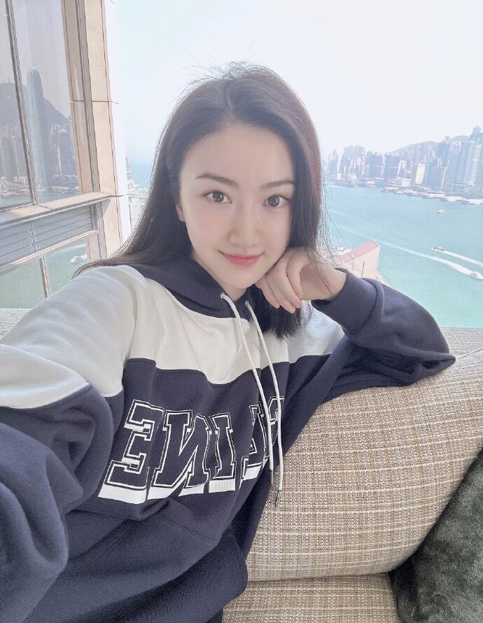景甜真的是越来越美了,穿卫衣像是"大学生",让人猜不出年龄