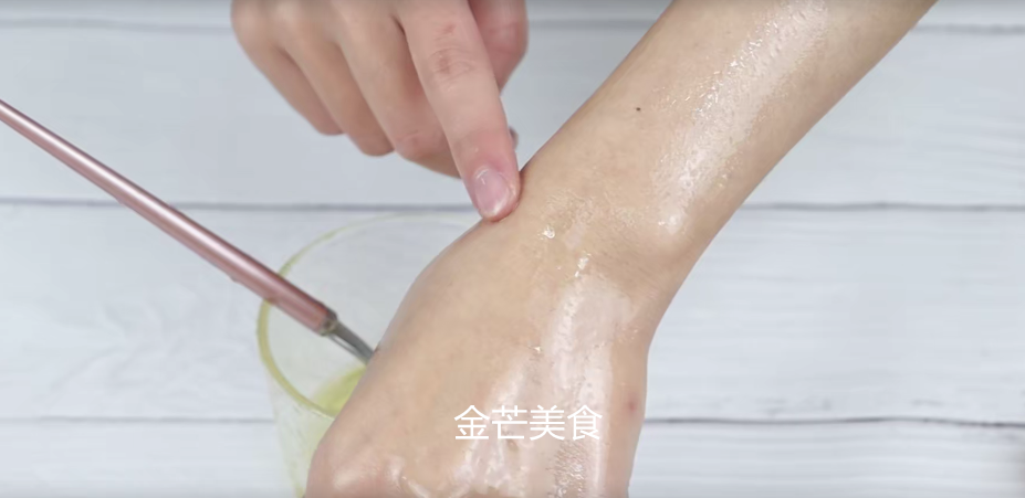 手上褶皱越来越多？教你一个简单好用的小方法，简单实用又省钱