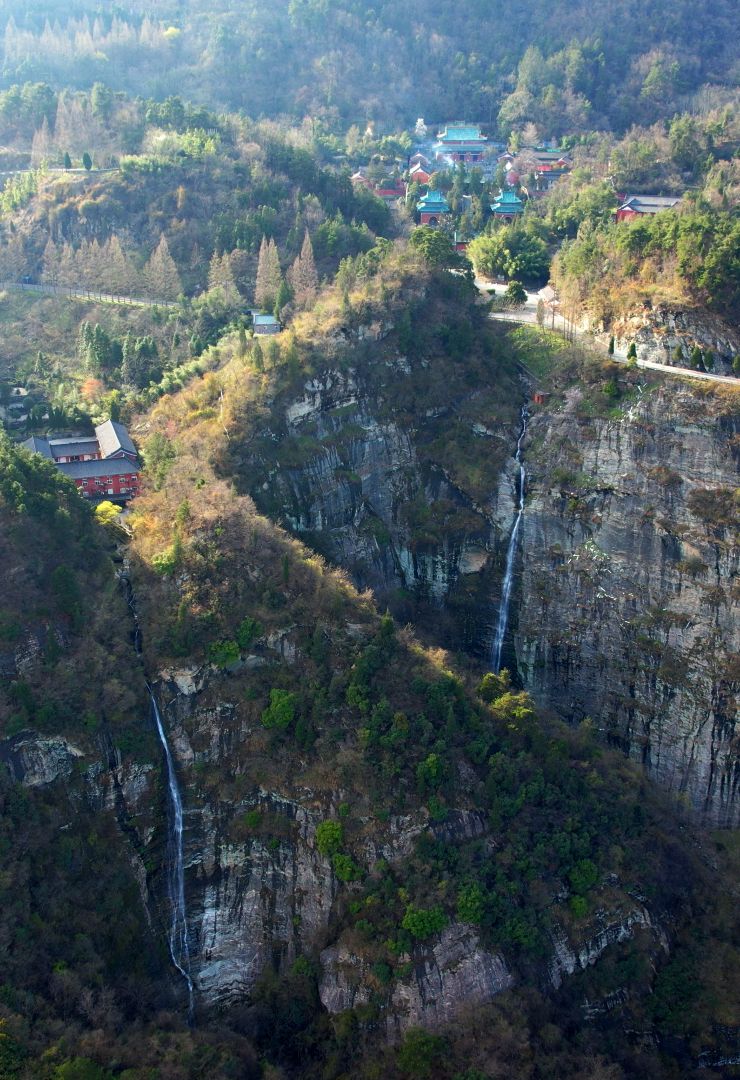 武当山景区出现“阴阳鱼”双瀑奇观