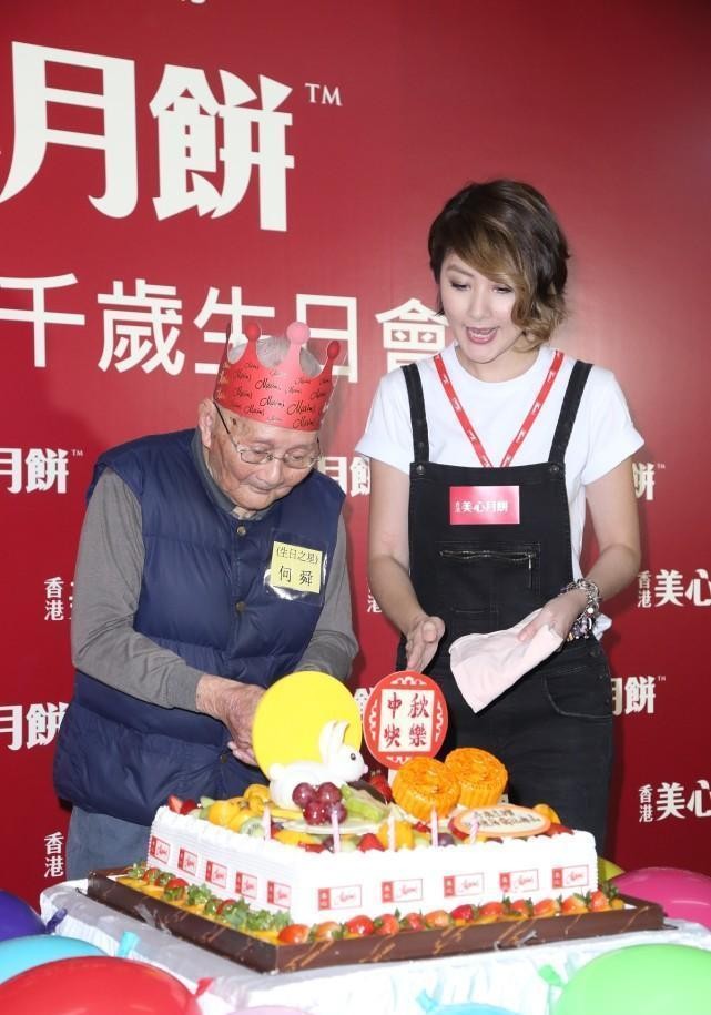 奔五的陈慧琳好懂“扮嫩”，穿的裤子看着简单，却减龄到显幼稚