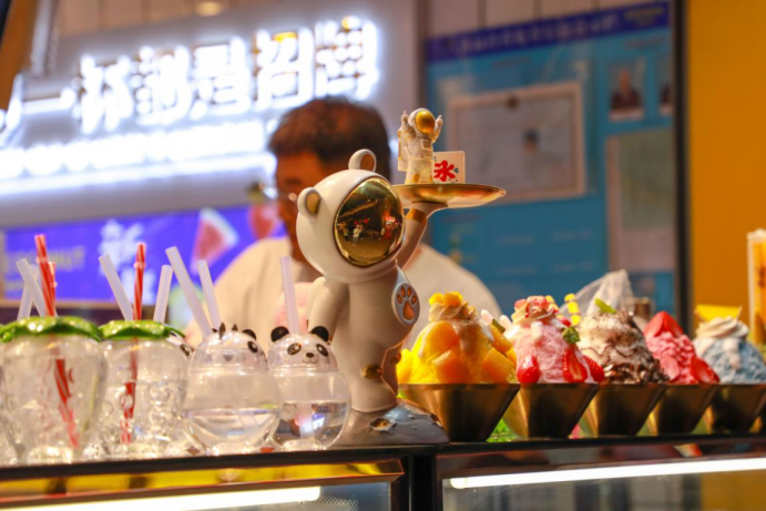 持续增强夜间消费活力，不同业态布局扮靓夜经济