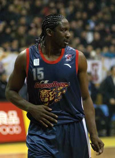 帕克在广东队打几年篮球(十年磨一剑,忠诚耀岭南——宏远功勋老将积臣