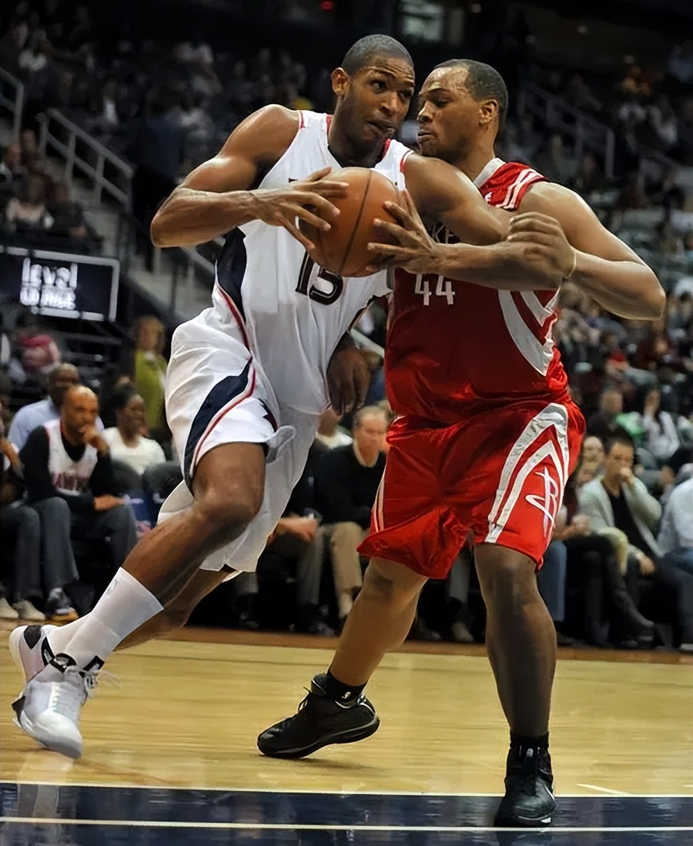 为什么nba篮筐那么矮(罚球怪异的传奇生涯：从落选秀到被人熟知，NBA最矮的首发中锋)