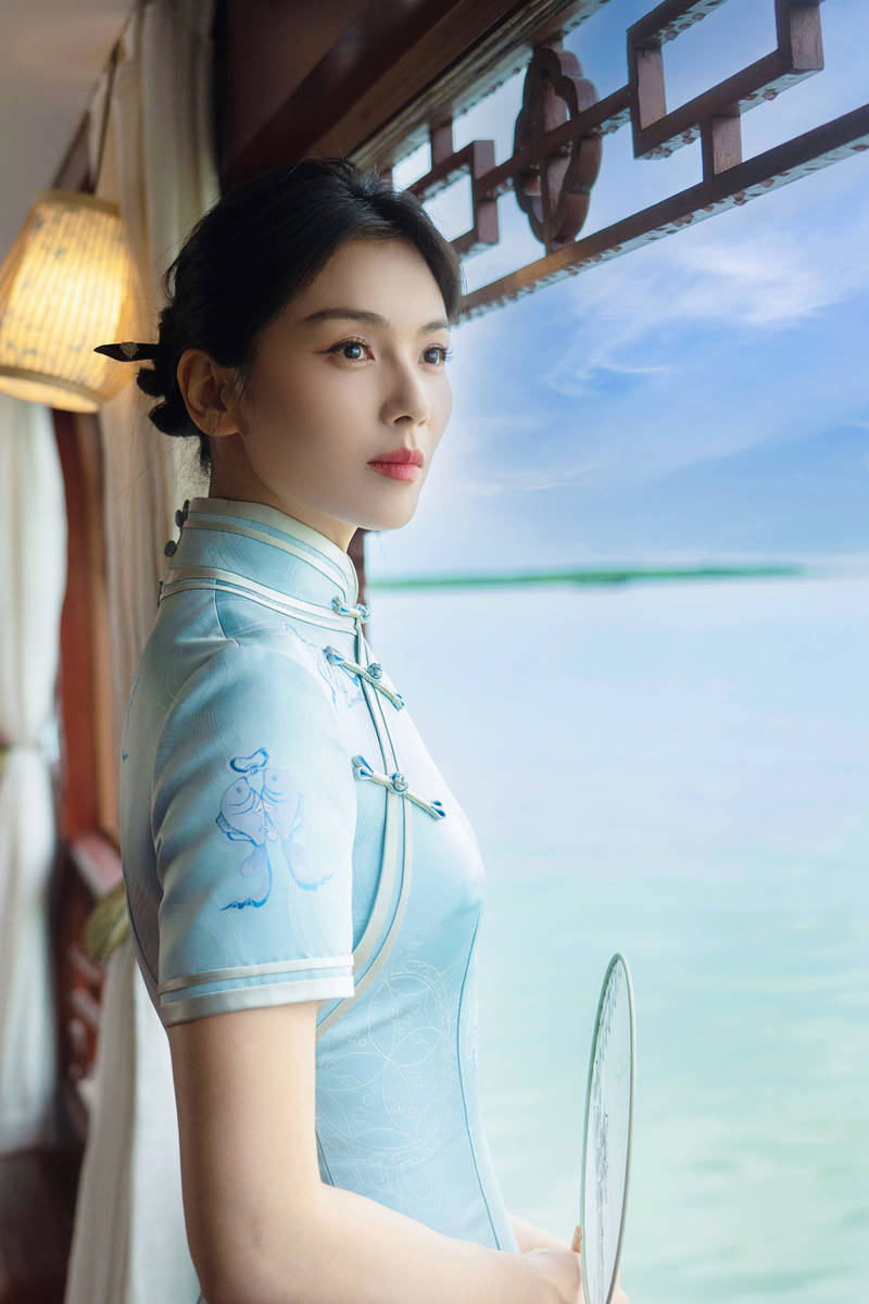 持扇伫立湖边,满满江南味道,温婉从容端庄大气,完全令人沉迷!