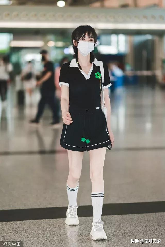 柳岩麻花辫造型现身机场 短裤套装配中筒袜少女感依旧