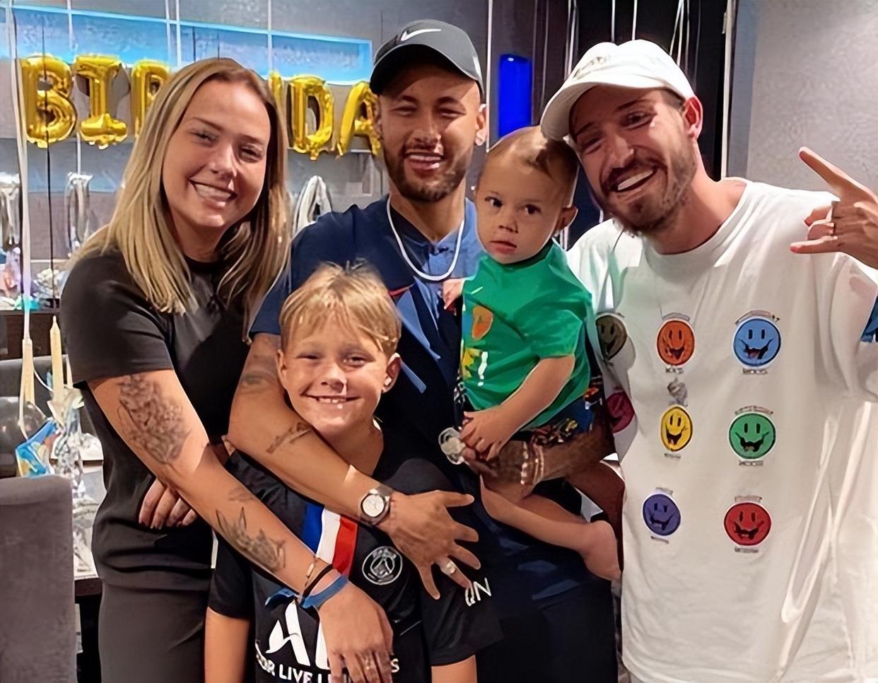 内马尔为儿子生母庆生,二人从未恋爱,老妈交往小19岁男友)