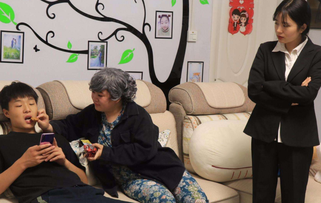 00后大学生在家啃老,家长还满心欢喜