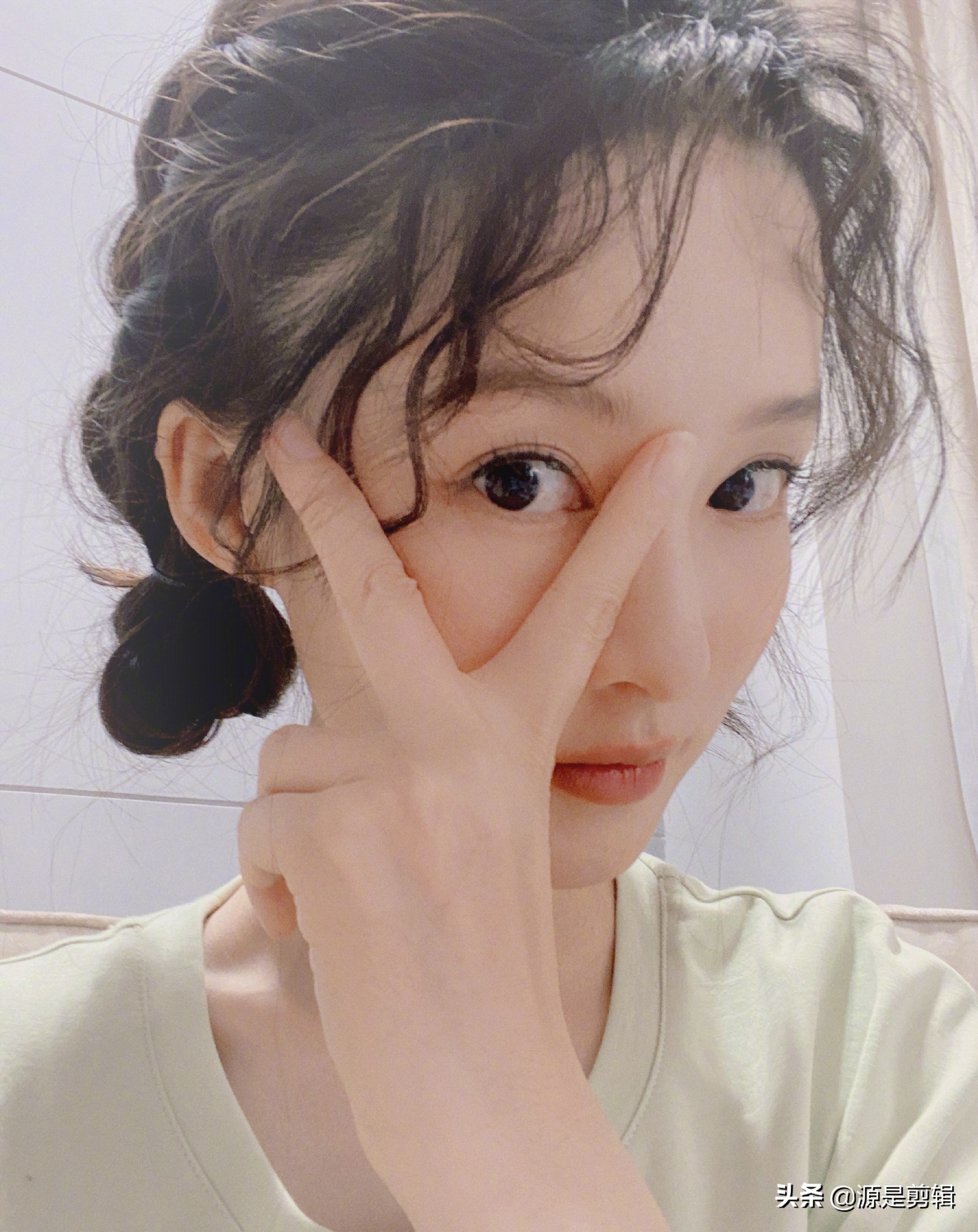 李沁长发披肩自拍搞怪美照