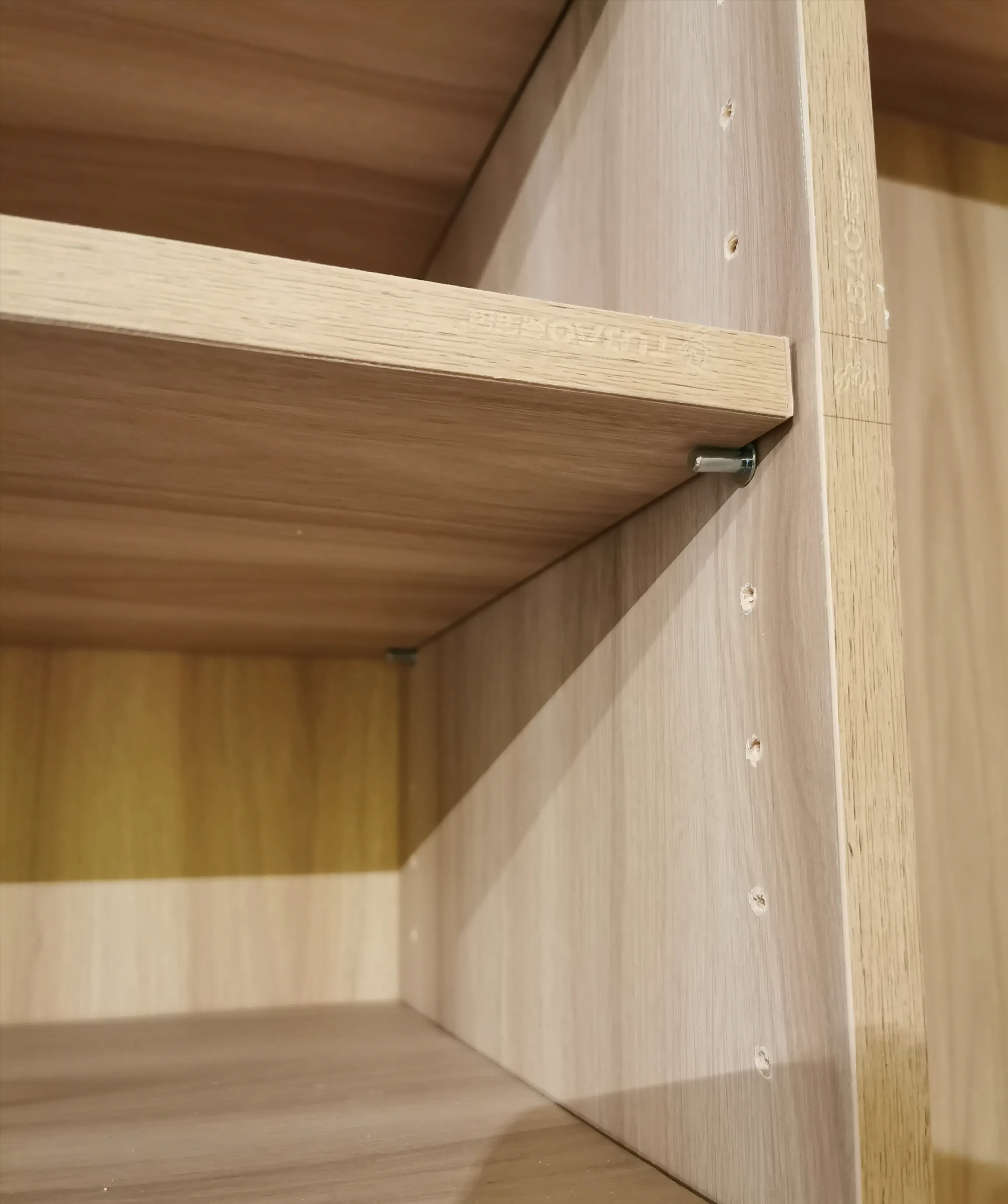 但是入住了使用后就会知道,完全不实用,因为每一个层板设计间隔都一模