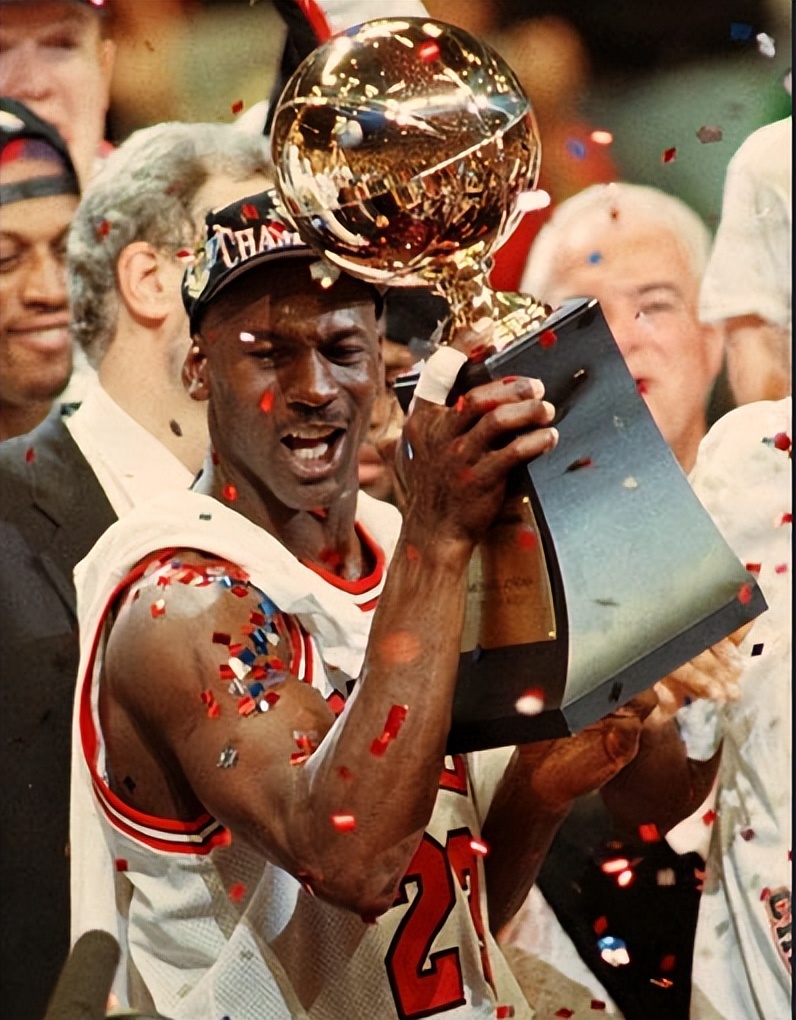 篮球之神(6冠封神,11冠却不是,为何篮球之神是乔丹 而不是拉塞尔)