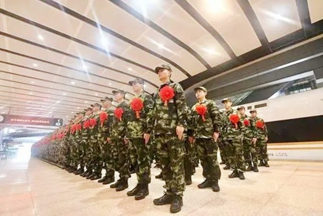 不靠颜值靠实力的三胞胎兄弟，原来学舞蹈，现在成了军营男子汉