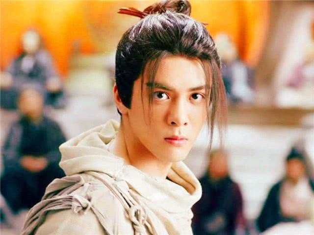 实际上张无忌对黄衫女子也十分有感觉,曾经第一次看到黄衫女子,就一见