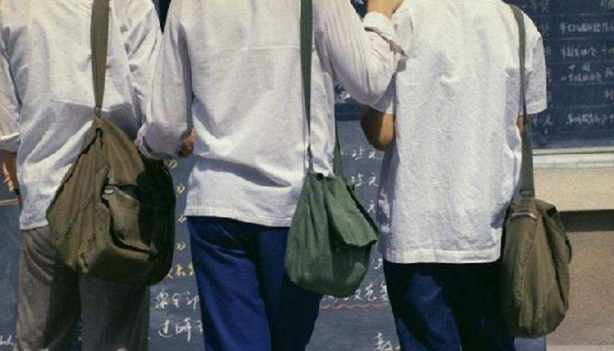 1982年，内蒙女教师花20元给学生买鞋，25年后，学生送房报答恩师