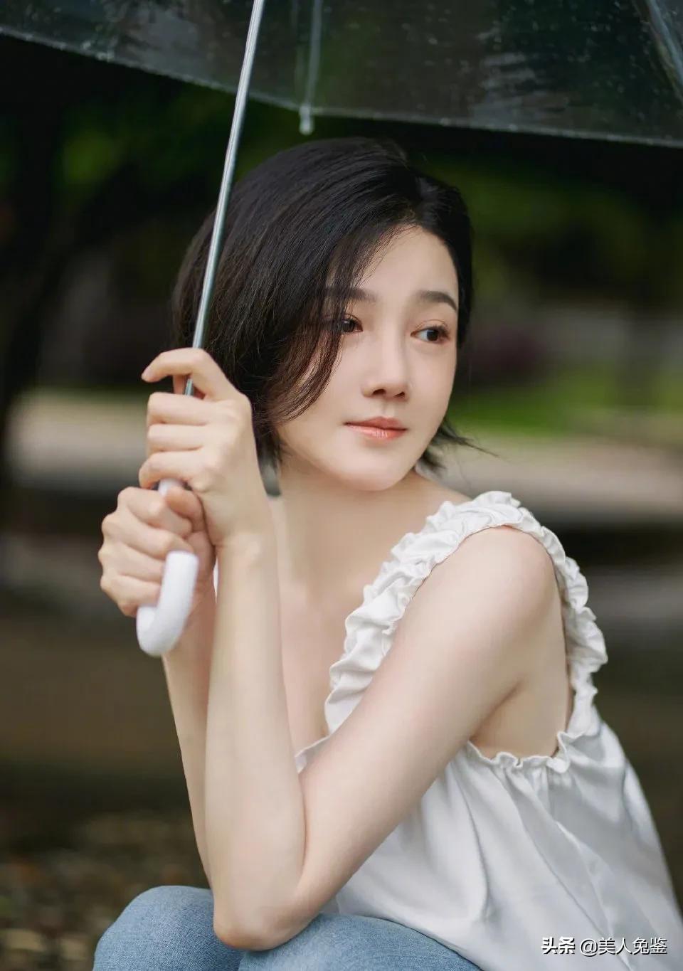 陈小纭发短发写真，化身雨中精灵