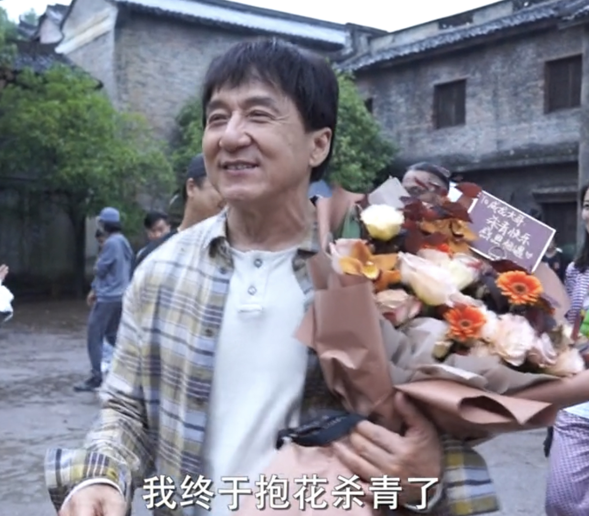 67岁成龙现身武汉高校上课，获百人迎接排场大，亲切打招呼无架子