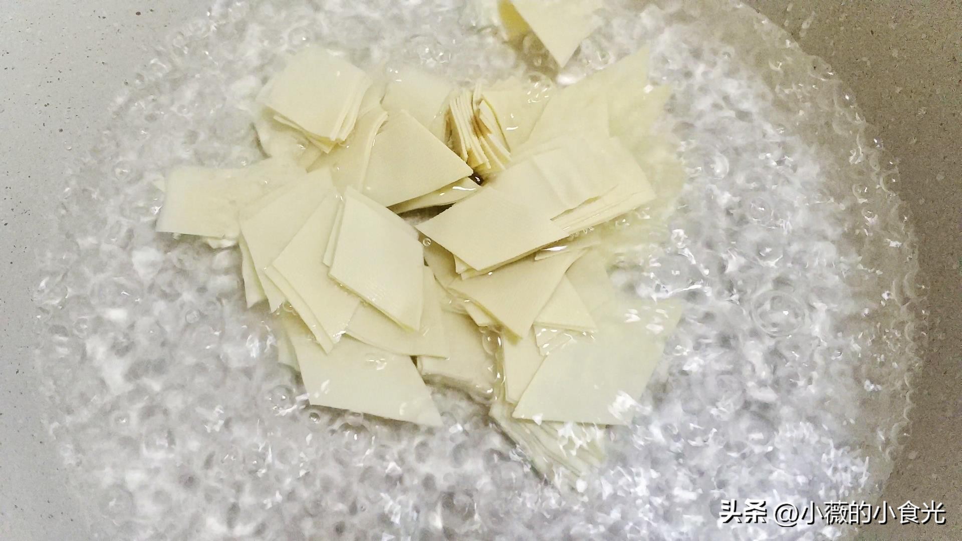 豆腐皮怎么炒（尖椒炒豆腐皮要想好吃，多这一步很关键！豆腐皮软嫩鲜香特下饭）