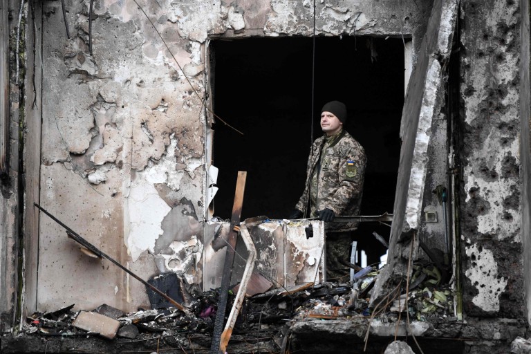 乌克兰基辅被火箭袭击后图片曝光：房屋倒塌烧毁，家具散落一地