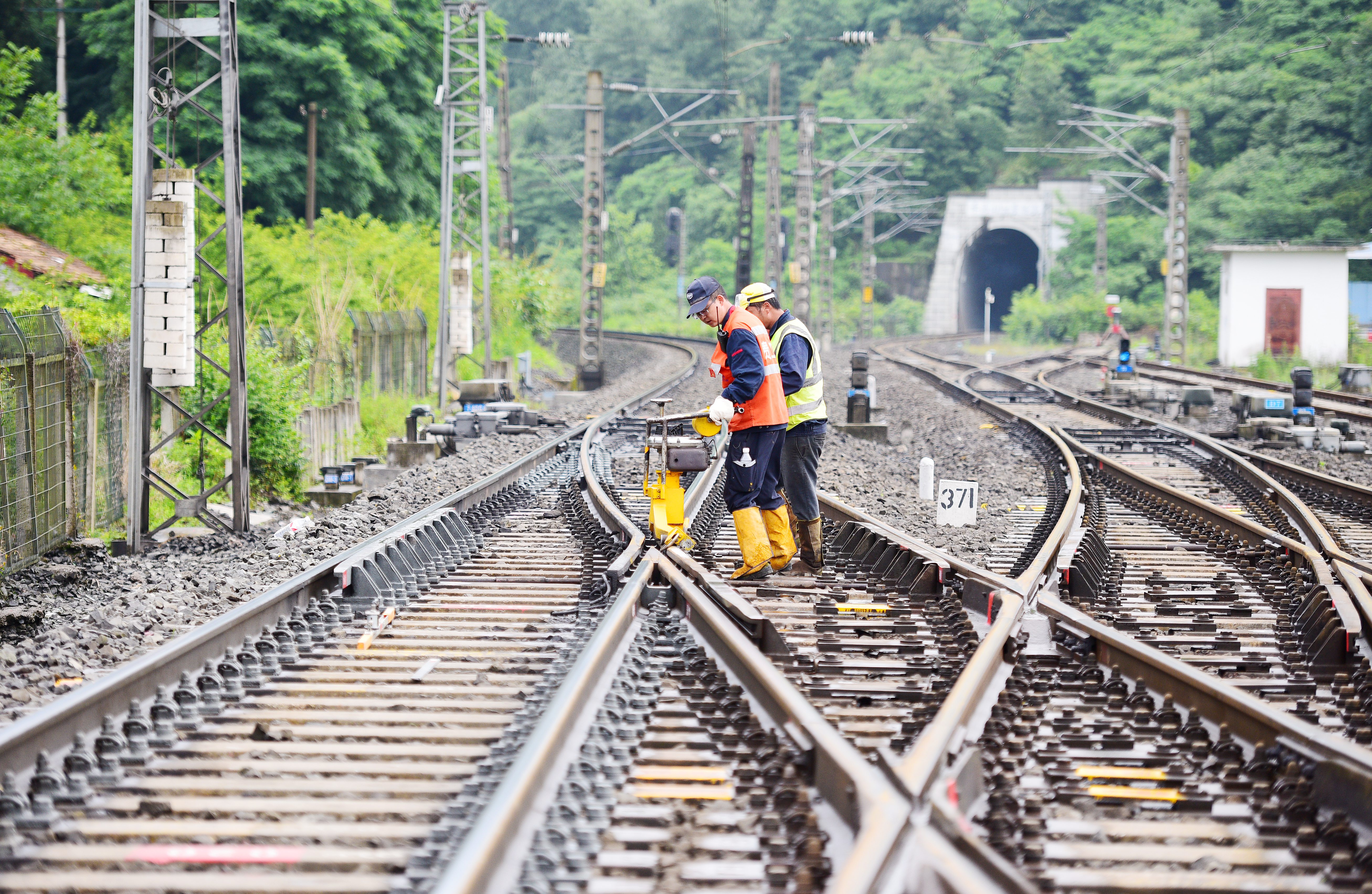 交广会客厅｜坚守铁道线的一抹橙黄——记贵阳工务段息烽线路车间道岔维修工区工长李虎