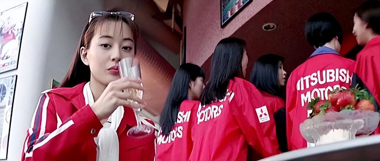 在《霹雳火》中,江黑真理饰演一位给成龙赞助赛车的富二代大小姐,镜头