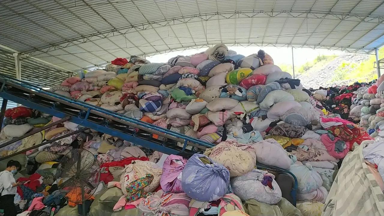 旧衣服回收厂家（收购旧衣服多少钱一斤）