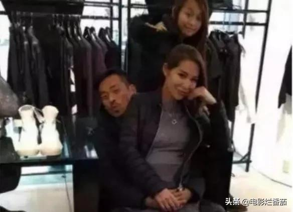 娱乐大佬洗米华被批捕,曾因“双女夺夫”出圈,警方:尽快自首