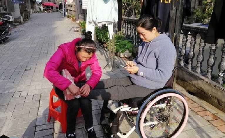 湖北34岁女子瘫痪离异后，嫁给闺蜜儿子，网友：天作之合