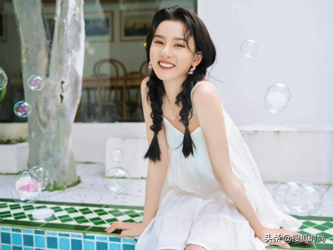 杨幂周也、鞠婧祎宋祖儿、唐艺昕关晓彤，同款裙装演绎不同味道