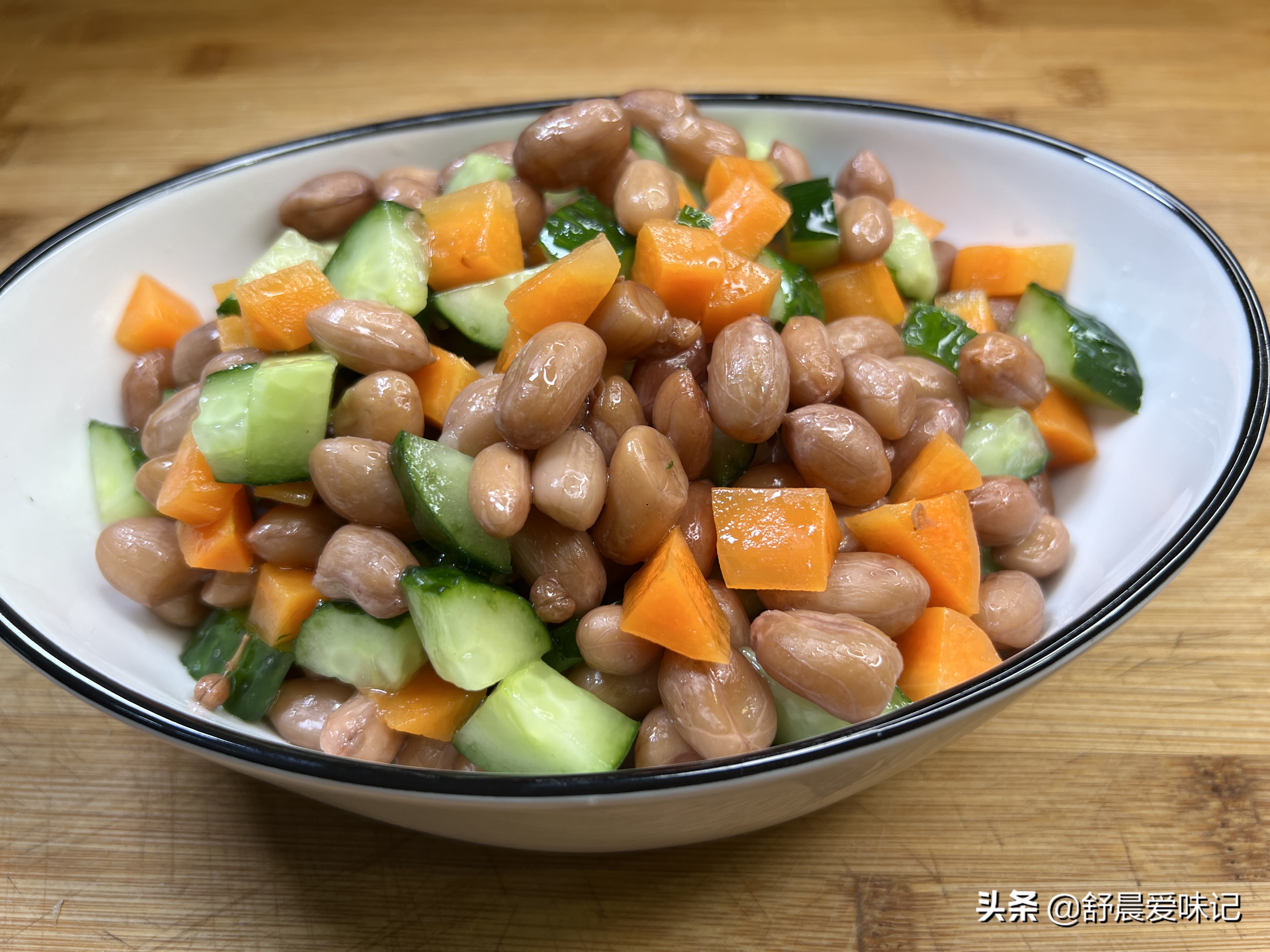 凉拌水煮花生米,简单的美味,加上喜欢的黄瓜丁和胡萝卜丁,好吃