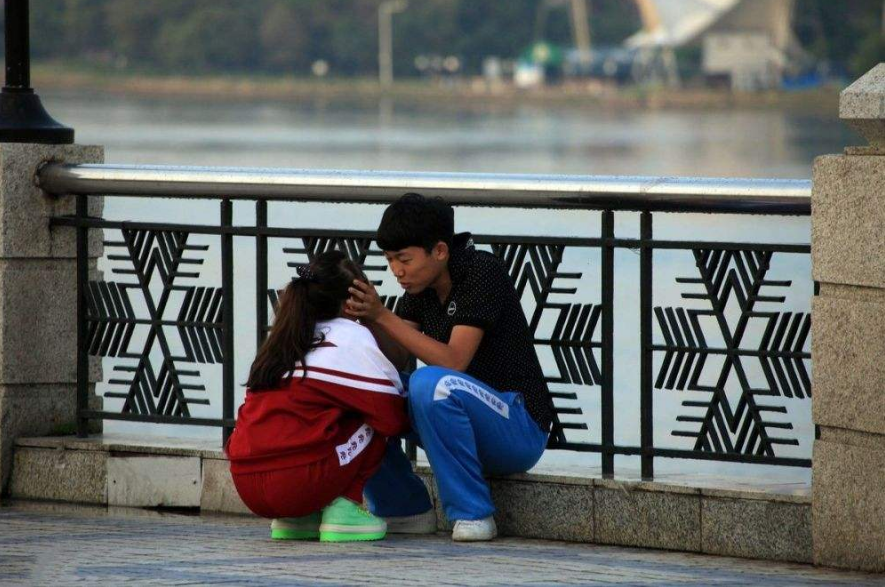 高三男生被女生约看电影，男生父亲激动偷听：我家“猪”有着落了