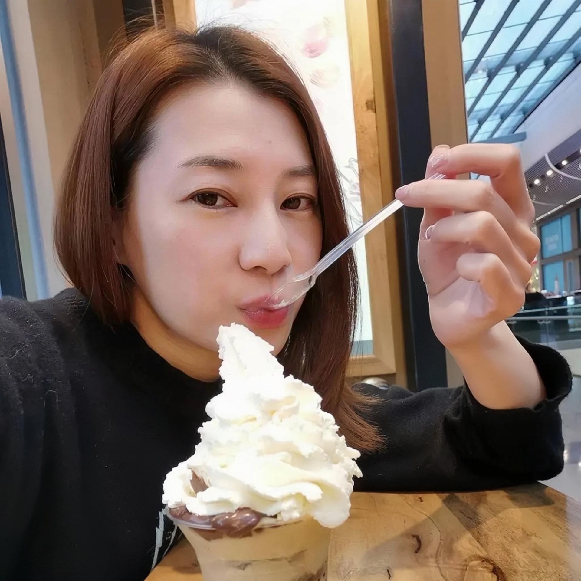 照片中,陈伶俐保养得特别到位.