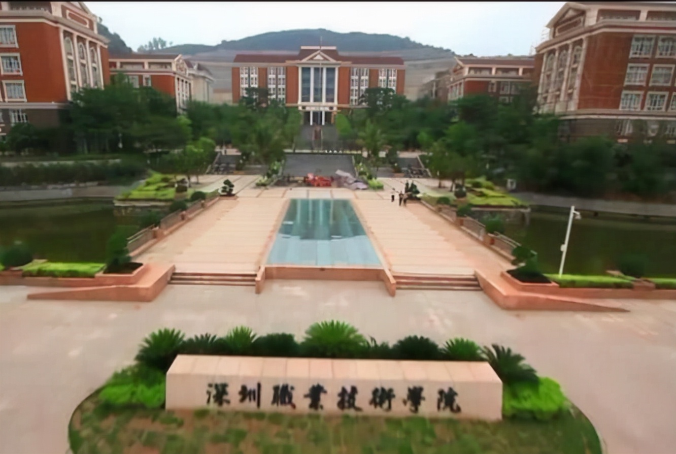 职业学院“招生海报”流出，学生一脸生无可恋，表情没看出开心