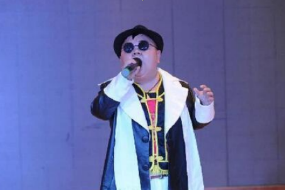 一米二袖珍人娶1米65的女演员，婚后还狂买房车，他有什么本事