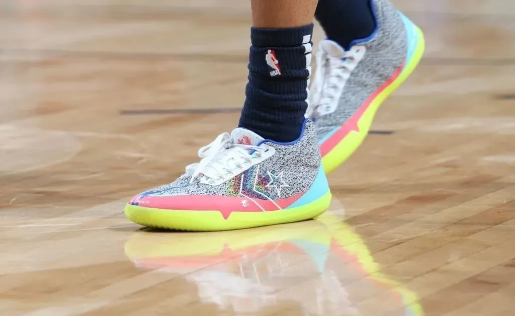 nba球员联名鞋有哪些（NBA球员上脚：哈雷尔和塔克争鞋王，3大国产品牌的球鞋）