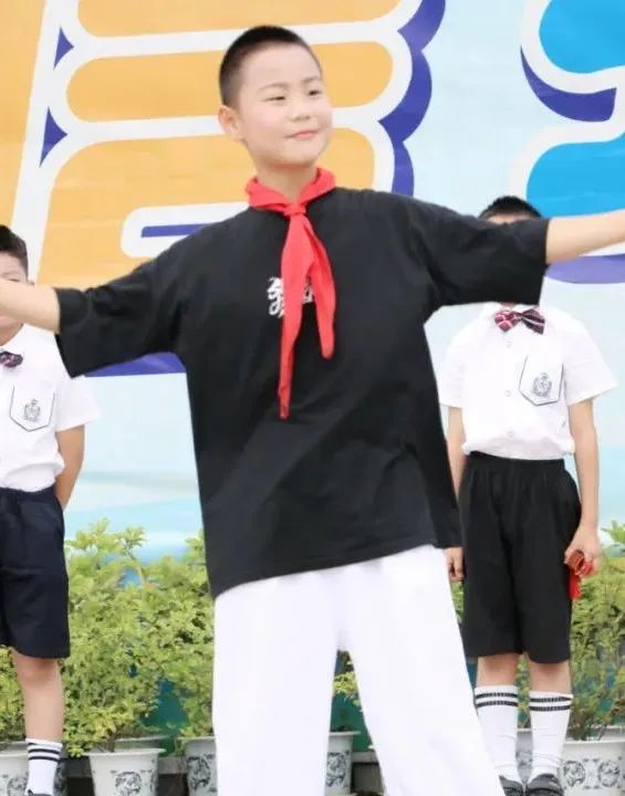 成都市双流区实验小学外国语学校兰花中队进行升旗仪式班级展示